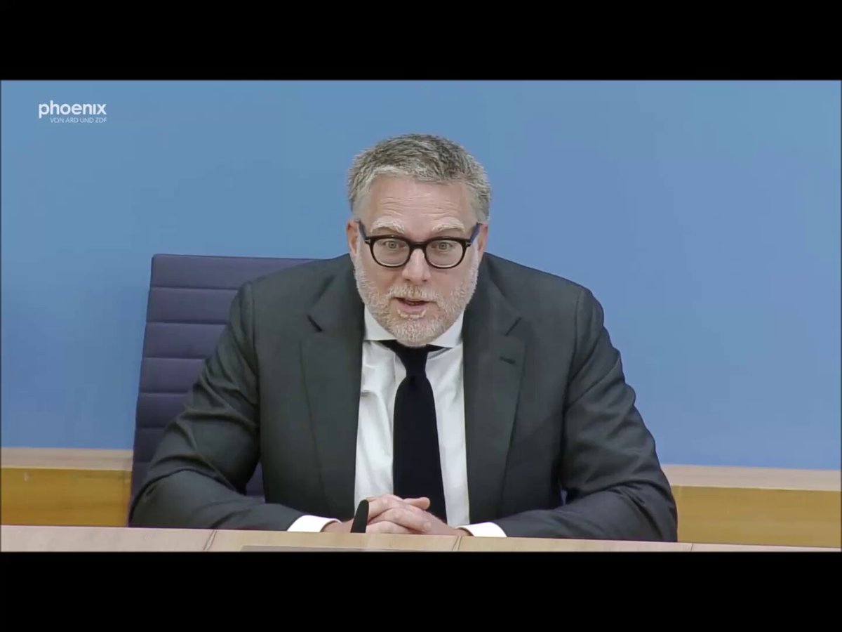 ℹ️ Tilo Jung weist einen Professor Doktor zurecht Derzeit wird mal wieder ein Video von Tilo Jung bzw. von seiner Plattform Jung & Naiv durch Social Media getrieben. Ich möchte dem Kontext geben, da diese Ausschnitte meines Erachtens durch Kürzung manipuliert und manipulativ sind. Um dadurch Aufreger zu produzieren. Dabei werden sehr wichtige Punkte ausgelassen. ▶️ Gezeigt werden Ausschnitte der gestrigen Bundespressekonferenz vom 05.10.2026 zu einem Gutachten zu einem Gesetzesentwurf, die Leugnung des Existenzrechts Israels unter Strafe zu stellen. Relevant sind vor allem die Antworten des hessischen Justizministers Christian Heinz (CDU) und von Prof. Dr. Steffen Augsberg, Professor für öffentliches Recht in Gießen. Letzterer wird durch die Erregungsmedien gescheucht. Vor allem, weil er das Westjordanland als Judäa und Samaria bezeichnet hat. Die Ausschnitte sind deshalb manipulativ, weil sie zumeist die Begründungen nicht zeigen. Geschweige denn den Hintergrund erklären. ▶️ Auslöser war eine Doppelfrage von Hans Jessen (der auch auf dem Kanal Jung & Naiv aktiv ist), die darauf abzielte, dass Israel seine Grenzen nicht genau definiert hat und ein anerkannter Staat ist. Die Palästinensischen Autonomiegebiete ihre Grenzen ebenfalls nicht genau definiert haben, aber nicht anerkannt sind. Ich gebe kurz wieder, was ich und andere viele Male erklärt haben. Die Antworten auf der BPK kann sich jeder selber ansehen und abgleichen. 🔴 Deutschland geht von den israelischen Grenzen von 1967 aus. Also zu dem Zeitpunkt, bevor die arabischen Staaten Israel erneut angegriffen haben, um es zu vernichten. ▶️ Zu diesem Zeitpunkt gab es keinen Staat Palästina. Und zu keinem Zeitpunkt davor. Das war nur mal ein Plan. Der durch die Handlungen der Araber selber verhindert wurde.❗️ ▶️ Das Westjordanland war durch Jordanien besetzt und sogar annektiert, es war Teil Jordaniens. Der Gazastreifen war durch Ägypten besetzt. Israel hat das Land also niemandem von sich aus abgenommen, sondern es zur eigenen Sicherheit besetzt. Es gehörte zu keinem Zeitpunkt denen, die sich erst ab 1964 durch die PLO quasi offiziell als „Palästinenser“ definierten. ▶️ Es gibt die allgemein anerkannte Drei-Elemente-Lehre des Staates: Ein Staat muss über ein Staatsvolk verfügen, über die Staatsgewalt und über ein Staatsgebiet. Die palästinensischen Araber verfügen nicht darüber. Und zwar nicht wegen irgendeiner realen oder juristischen Besatzung. ▶️ Die palästinensischen Araber sind tief gespalten über die Frage, ob ein palästinensischer Staat religiös, islamisch, islamistisch geführt sein soll, wie der Iran, oder eher säkular, also eher weltlich, wie Saudi-Arabien, Ägypten oder die Vereinigten Emirate. Die Hamas im Gazastreifen vertritt den Islamismus, die de-facto Diktatur der PLO im Westjordanland die weltliche Führung. Damit verfügen die palästinensischen Araber nicht über ein Staatsvolk, das sich über eine bestimmte Staatsgründung einigen kann. ▶️ Die palästinensischen Araber verweigern, sich dazu klar zu positionieren. Da einerseits die Islamisten wissen, dass wenn sie einen solchen Staat gründen, Hilfslieferungen abbrechen. Die Hamas saß bereits im „Parlament“ im Westjordanland und hat sich dann zurückgezogen, weil der Druck zu große wurde. Im Gazastreifen kam es zum Bürgerkrieg, dort übernahm sie die Macht. Die de-fakto Diktatur durch Abbas und die PLO befürchten Machtverlust, wenn sie das Staatsgebiet definieren würden. Denn definieren sie das heutige Israel als ihr Gebiet, wird ebenfalls die Hilfe von außen zusammenbrechen. Sie sind alleine nicht überlebensfähig. Tun sie das nicht, wird es sehr wahrscheinlich zu einem viel größeren Bürgerkrieg kommen. Damit verfügen die palästinensischen Araber weder über die Staatsmacht, noch über ein Staatsgebiet. ▶️ Genau das ist der Hintergrund der Aussage von Prof. Dr. Augsberg. Er erklärt auch, dass die Anerkennung Palästinas als Staat durch einzelne Staaten wie Irland und Spanien keinerlei realpolitische Auswirkungen hat. Sondern lediglich dazu dient, eine bestimmte Klientel zu bedienen und Wählerstimmen einzufangen. ▶️ Am Ende der Konferenz fragt Tilo Jung Prof. Dr. Augsberg, warum er das „palästinensische Gebiet“, das „Westbank“ oder „Westjordanland“ heiße, Judäa und Samaria nennt. Wie er darauf käme, „so zu sprechen“. Die Moderatorin bricht das ab, das Ende der Konferenz war angekündigt. Worauf Jung antwortet, das sei keine Frage, sondern ein Hinweis gewesen. ⏸️ Dieses „Judäa und Samaria“ wird nun häufig als Aufhänger benutzt, um daraus einen Empörungs-Ausschnitt zu schneidern. Tatsächlich sind aber sowohl „Palästina“ als auch „Judäa und Samaria“ beides lediglich historische Bezeichnungen einer Region. Nicht eines Staates. Es ist beides legitim. Die offizielle Bezeichnung in Deutschland lautet „Palästinensische Autonomiegebiete“. Ich selber bleibe lediglich wegen der Verständlichkeit bei dem Begriff „Westjordanland“, da viele Deutschsprachige den in Israel verwendeten Begriff „Judäa und Samaria“ nicht kennen. Der übrigens noch älter als die Bezeichnung „Palästina“ durch die Römer ist. Alle anderen Bezeichnungen wurden durch Fremdherrschaft gegeben, „Judäa und Samaria“ ist die quasi „indigene“ Bezeichnung.