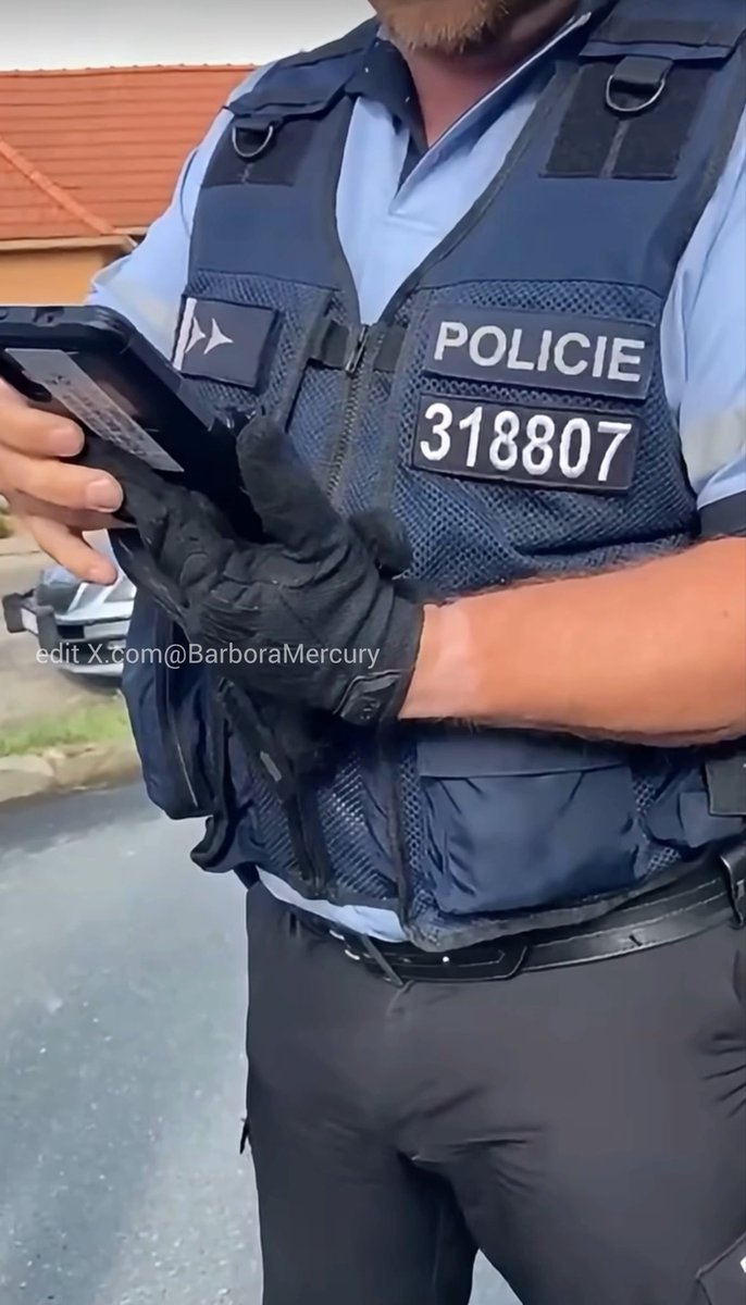 Svobodný živý člověk Martin z rodu Chytroňů s příchodem exekutorů a hlavně skvělého policisty dochytračil.🤭
