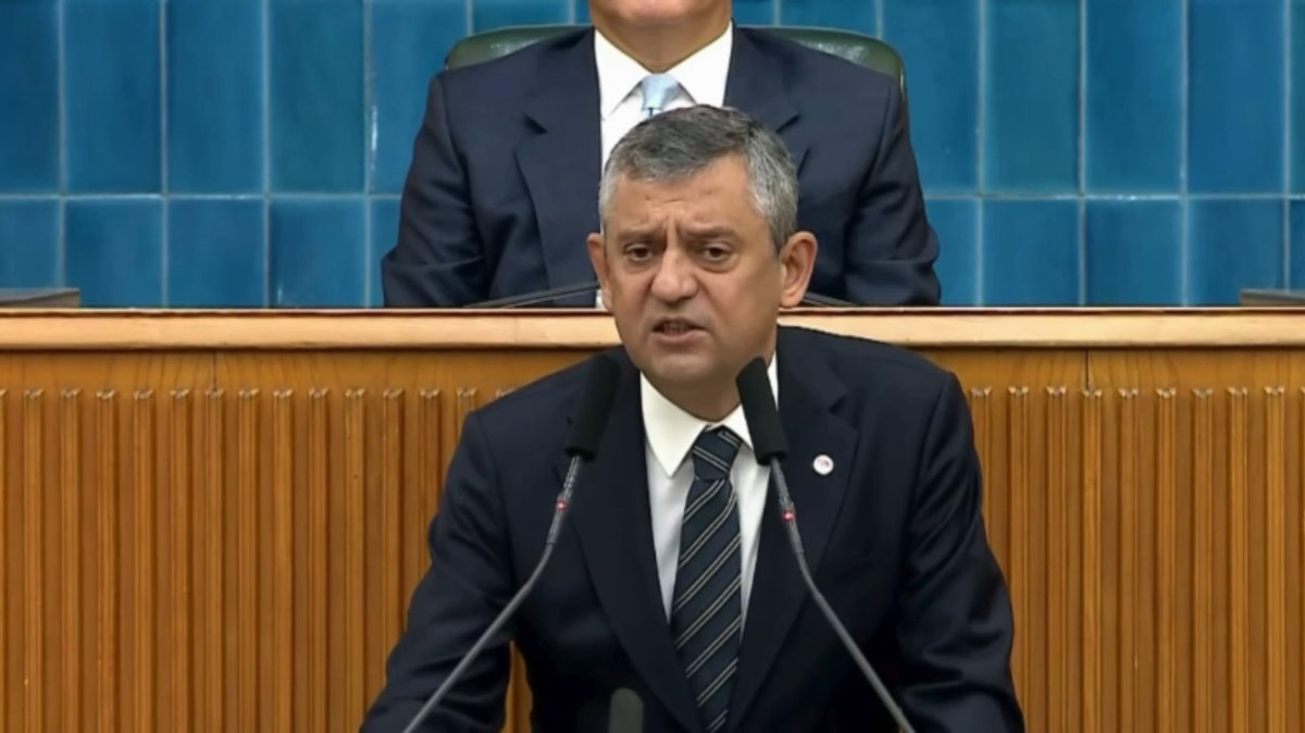 Özgür Özel, Cumhurbaşkanı Erdoğan'a: "Atayan AK Partili, atanan AK Partili, soyan AK Partili, maalesef soyulan da AK Partili, hakkını arayan da YENİ Partili. Sen bu işin tam ortasındasın."