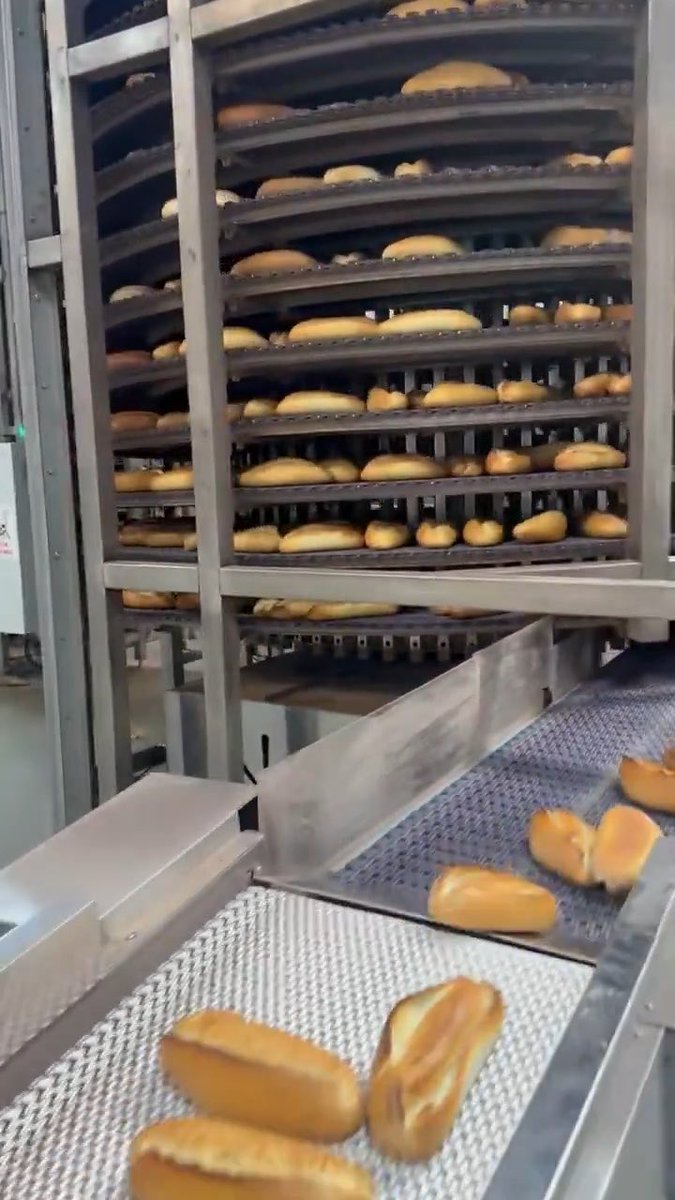 Fırıncılar Odası Nisan ayında ekmeğin azami satış fiyatını 17,50 TL olarak belirledi. Şehrimizde birçok fırında 200 gram ekmek bugün 15 TL civarında satılıyor. Biz ise Haydi Ekmek Fabrikamızda ürettiğimiz aynı gramajdaki ekmeği 8,50 TL’den hemşehrilerimize ulaştırıyoruz. Türkiye’nin en büyük ekmek fabrikalarından birini, halkımızın sofrasına daha fazla dokunmak için kurduk. Halkımızın menfaatine ne varsa, imkânlarımız dâhilinde yapmaya devam edeceğiz.