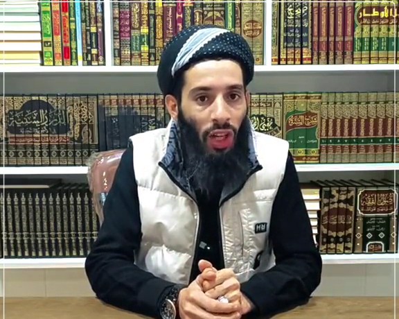 هذا هو رياض أبوبكر عبدالله، الذي اعتقلته قوات الأسايش مع مجموعة مكوّنة من 22 شخصًا، على خلفية اتهامه، بحسب ما نقلته الأسايش، بأنه أمير «إمارة هورامان الإسلامية» التابعة لتنظيم داعش. ويُعرف عبدالله في المنطقة بكونه داعية إسلاميًا، وينشر خطبه ومحاضراته عبر مواقع التواصل الاجتماعي، ويتناول فيها موضوعات مثل التوحيد، والولاء والبراء، والإيمان بالله، والكفر بالطاغوت. كما تتضمن منشوراته وخطبه انتقادات ومهاجمة لعدد من الفرق والتيارات الإسلامية الأخرى، من بينها الصوفية والمرجئة والأشعرية والإخوان المسلمون، إلى جانب تنظيمات وتيارات أخرى ضمن الإسلام السياسي.