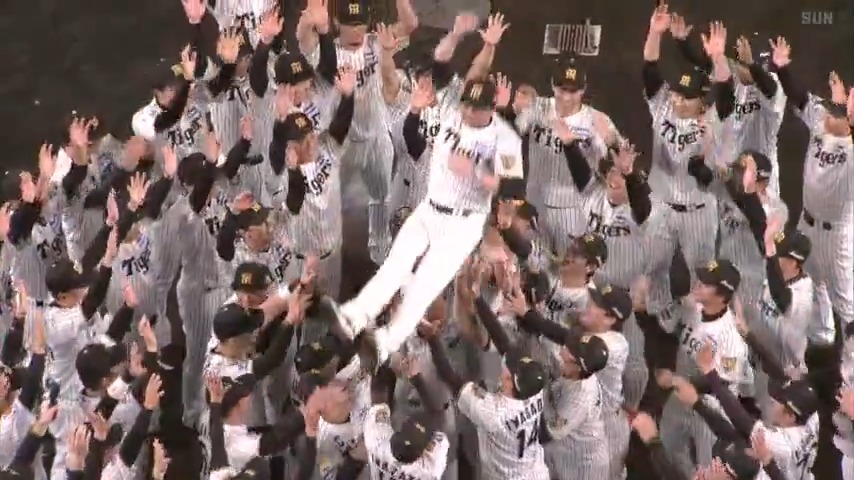 【超速報】 2026年バージョン、藤川監督の胴上げです!! みなさまおめでとうございます!!!!! #阪神タイガース #サンテレビボックス席 #まだまだ中継はつづきます #今日のエンディング60秒じゃ足らない