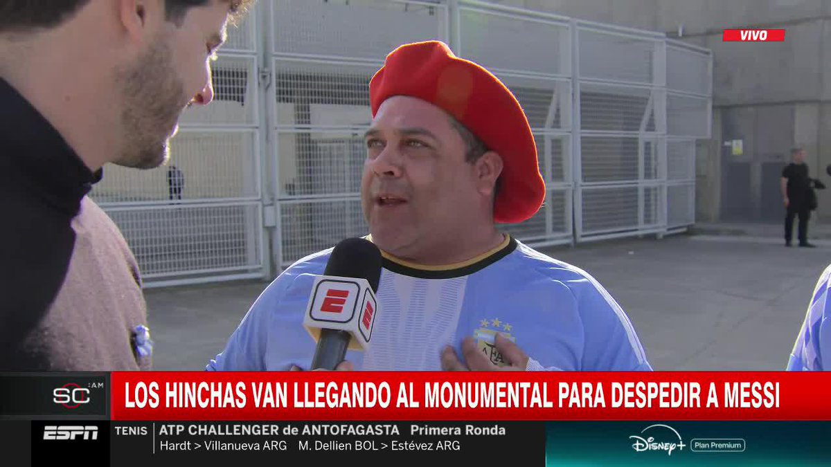 🥹 "ME HA HECHO EMOCIONARME COMO NUNCA", dijo este hincha que viajó desde General Roca, Río Negro, a Buenos Aires para poder estar presente en la despedida de Lionel Messi de la Selección Argentina. 🐐 #GraciasLeo 📺 #SportsCenter | ESPN en el Plan Premium de #DisneyPlus