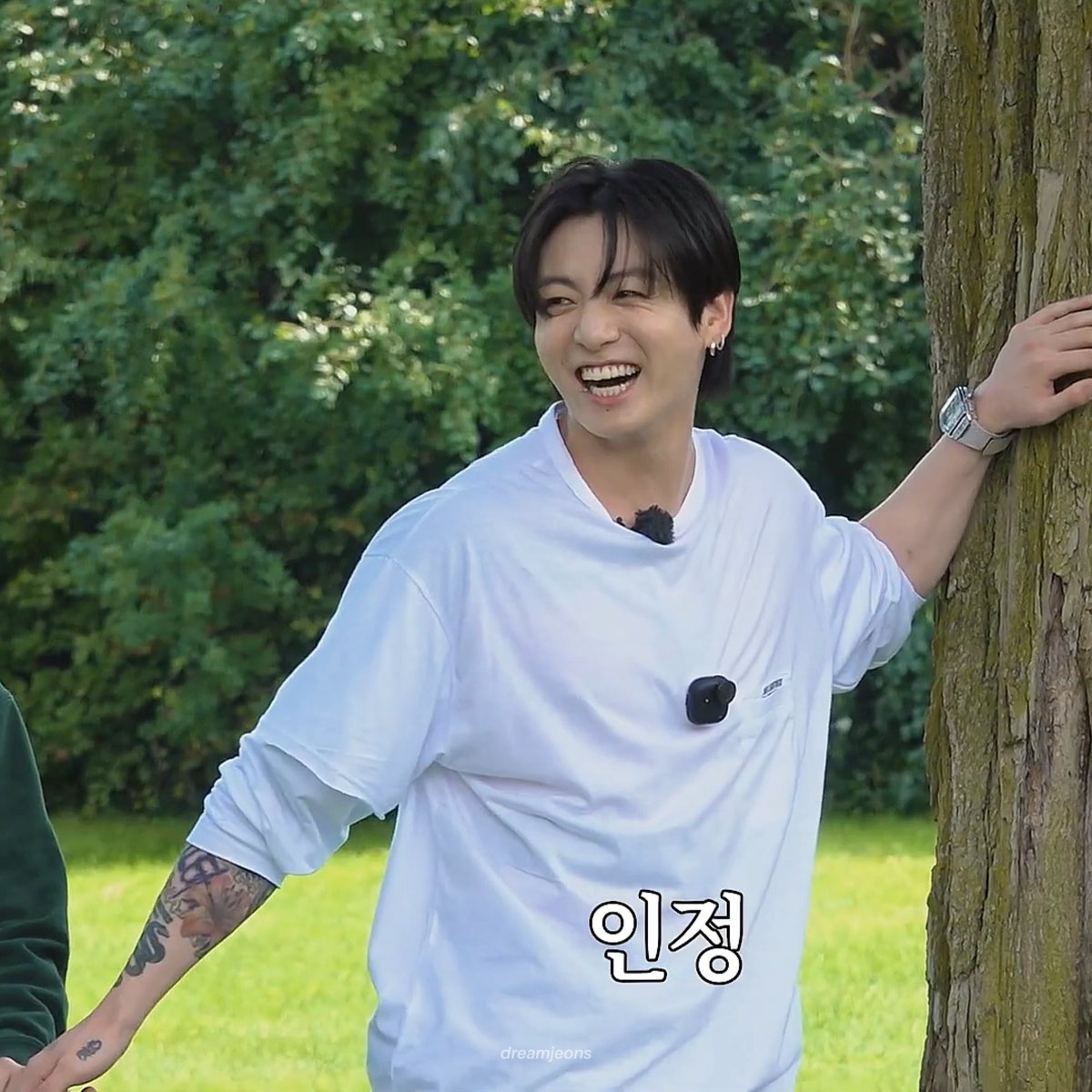 1 min of jungkook being the jolliest person alive in run bts today 🍭