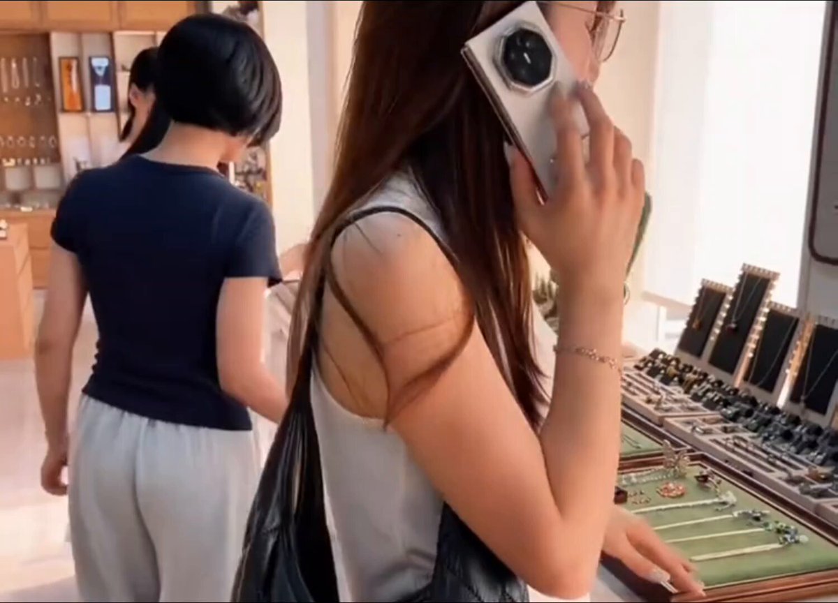 ✨🇨🇳Huawei’s tri-fold smartphone. Connect a mouse, and it becomes a backup PC for quick work on the go. 😯