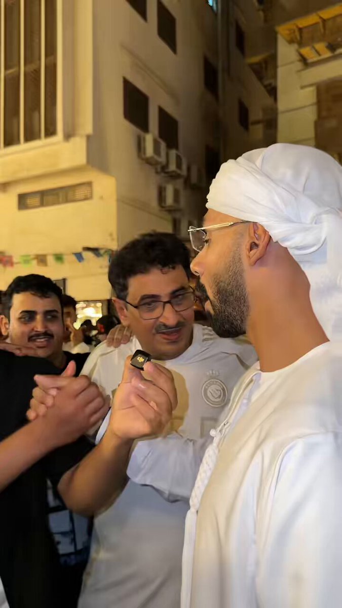 ما تعرف ترمس عن ذرابته ولا عن ثباته وهو واقف بينهم يصرخون يبغون يقهرونه ويستفزونه بالكلام والصريخ ولكنه عطاهم أحلى طاف 😂 وعلمهم درس في الرزانة والأصول.. الكبير كبير، خلى ثقله وهدوءه هو اللي يرد عليهم . . عز الله إن هيبته وحضوره يغنون عن ألف كلمة حافظ عليك يا ولد بلادي 🤎🇦🇪