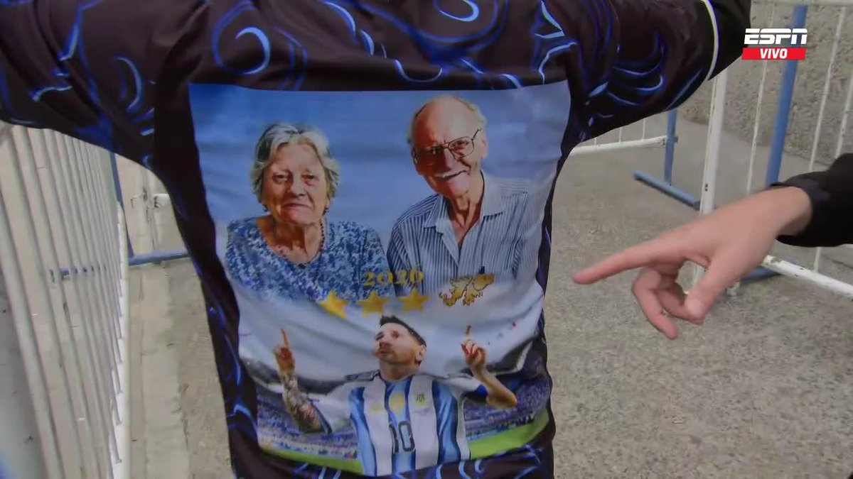 🙏 ¡MESSI Y SUS ABUELOS! Este hincha hizo una camiseta especial con la dedicatoria de la Pulga en todos sus goles hacia un par de sus seres queridos más especiales. ❤️ 🐐 #GraciasLeo 📺 #BuenDíaESPN | ESPN en el Plan Premium de #DisneyPlus