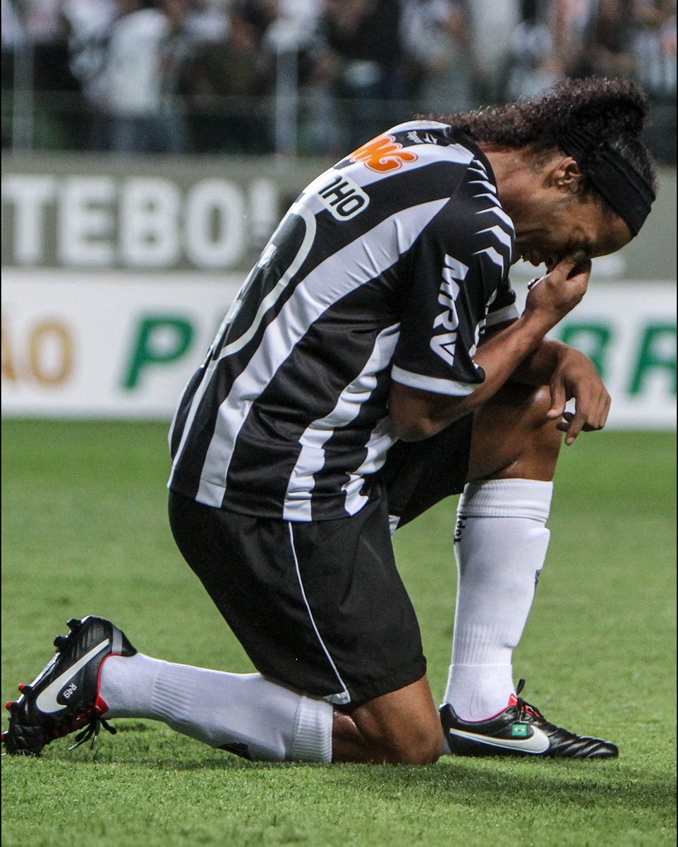 🖤🤍 Uma noite de 𝐑𝐨𝐧𝐚𝐥𝐝𝐢𝐧𝐡𝐨! 🔙 Há 14 anos, em um 6 de outubro, o Bruxo marcou três gols e fez duas assistências em uma vitória espetacular sob os olhares da Massa! 🧙🪄 Atlético 6x0 Figueirense - gênio, Ronaldinho… ⭐️