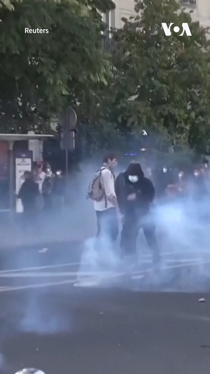 法国各地10月6日爆发了针对教育体系的抗议活动。在巴黎,抗议者与警方发生冲突,警方发射催泪瓦斯并封锁街道。 法国其他城市也发生了类似冲突。 学生、工会成员及教育工作者参与了此次全国性抗议,要求政府解决学校人手不足及设施问题。