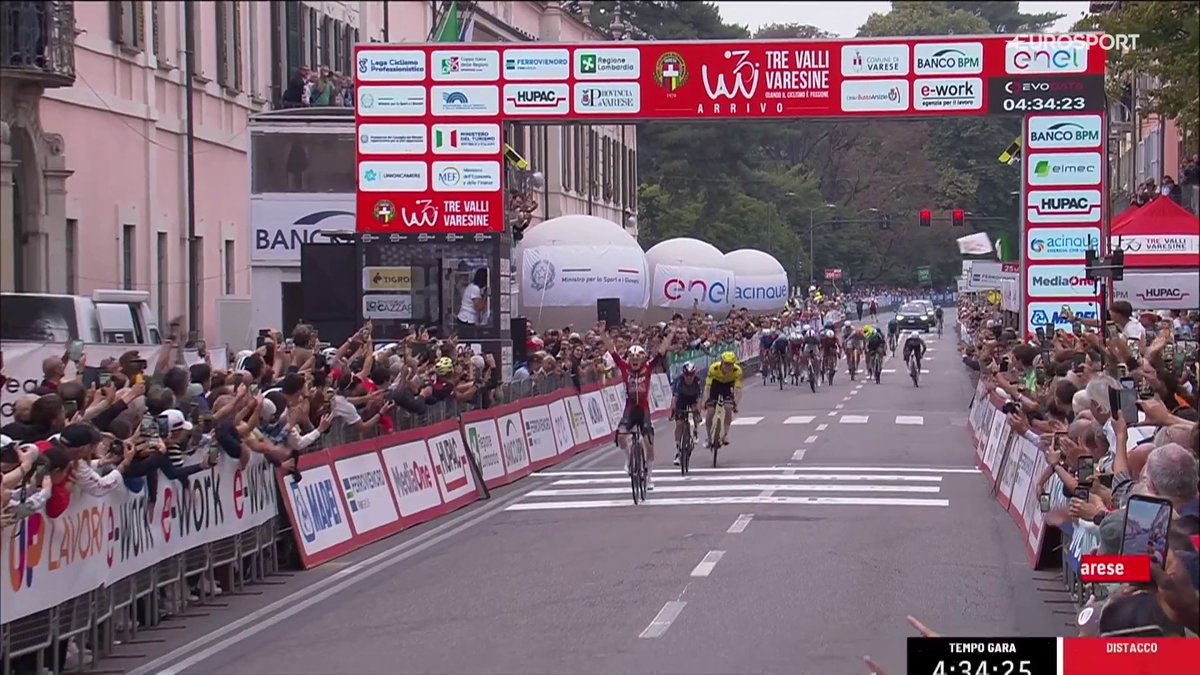💣 EL 𝑪𝑨𝑷𝑶 ES WIDAR 🤯 Imposible estrenarse mejor: primera victoria profesional para Jarno Widar ante Tom Pidcock y Matteo Jorgenson en un esprint de puro espectáculo #TreValliVaresine #LaCasadelCiclismo