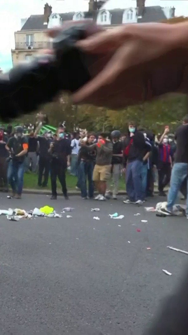 🔴 Manifestation à Paris : la préfecture de police a identifié "un précortège, d’un volume de 300 individus hostiles", "contenu jusqu’à la place de la Nation". Des tensions se produisent en ce moment en fin de cortège, entre manifestants et forces de l'ordre. #canal16