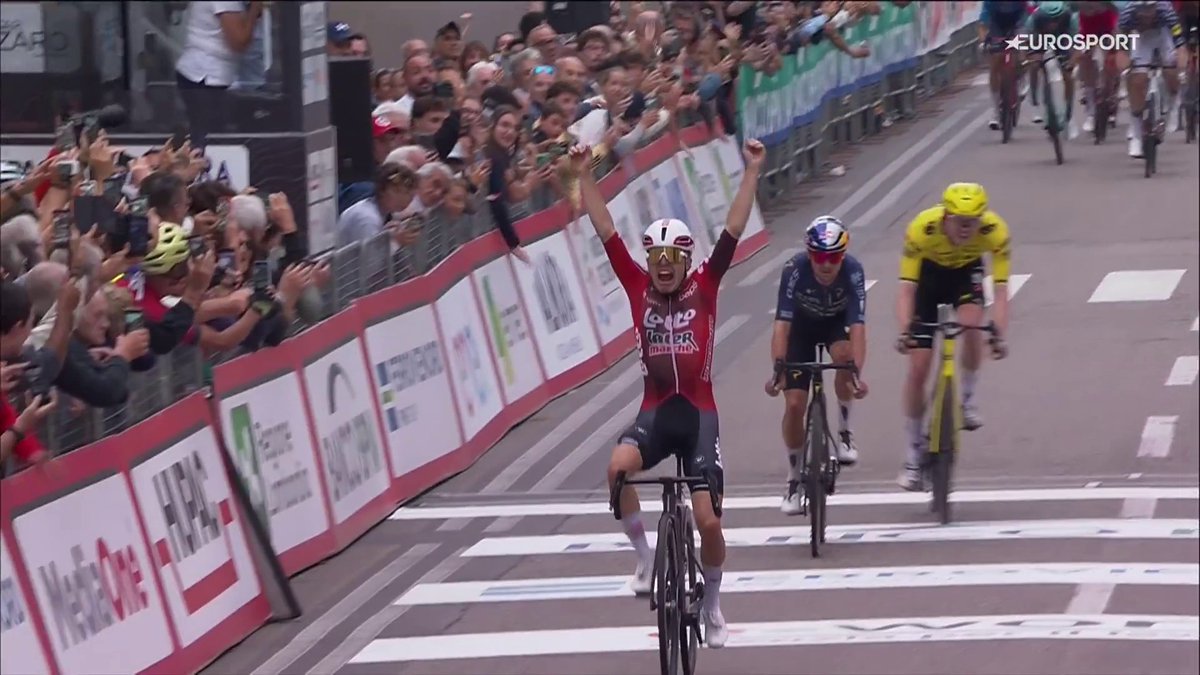 Move along Seixas and Finn. Jarno Widar has arrived. The 20-year old Belgian took his first pro victory, out-sprinting Pidcock on a Pidcock finish. 🧨 He did it like an experienced trackie, leaving a gap behind and flying past them. #TreValliVaresine