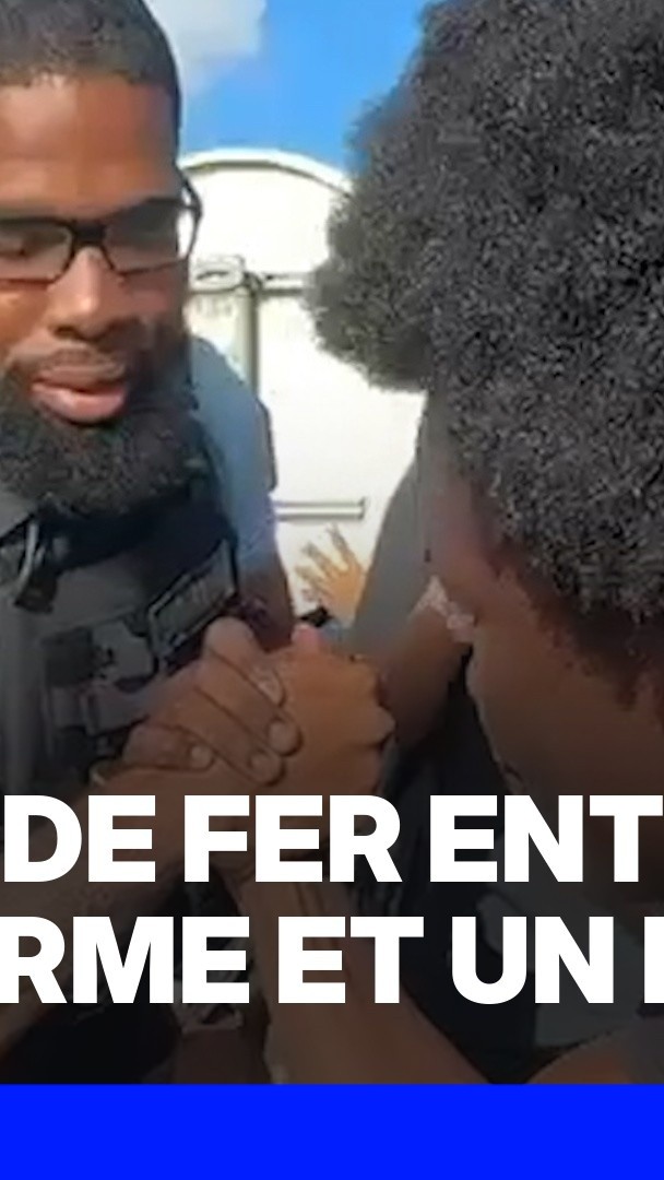 Mobilisation lycéenne: un lycéen et un gendarme font un bras de fer en marge d'un blocus