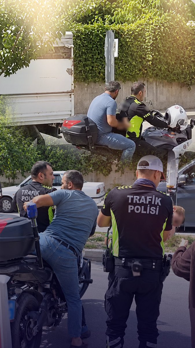 Hatay’da sağlık sorunu yaşayan ve bilinci kapanan bebeği, babasının kucağında motosikletiyle hastaneye yetiştiren görev başındaki polis kardeşim, saniyelerin bile önem taşıdığı bir anda gösterdiğin hassasiyet ve hızlı müdahale için yürekten teşekkür ediyorum. Bebeğimize geçmiş olsun dileklerimi iletiyor, Allah’tan acil şifalar diliyorum. Emniyet teşkilatımız, milletimizin huzur ve güvenliğini sağlarken ihtiyaç duyduğu her an vatandaşlarımızın yanında olmaya devam ediyor. Görevini büyük bir sorumluluk bilinciyle yerine getiren tüm polislerimize teşekkür ediyor, kolaylıklar diliyorum. Allah ayağınıza taş değdirmesin! 🇹🇷 T.C. İçişleri Bakanlığı Türk Polis Teşkilatı
