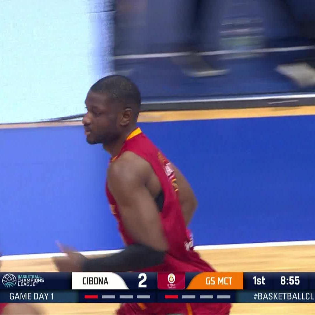 🟡🔴 Pierre'in servisinde Chimezie Metu, sol turnikeyi çok yukarıdan bırakıyor. #BasketballCL
