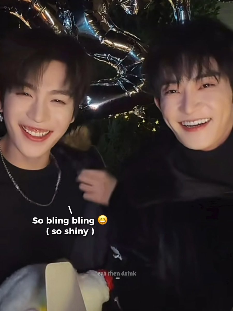 Bro??? Friend don’t buy this many expensive gifts AND hand you a red envelope loaded with money like that 😭😭 What kind of relationship is this???????? He’s even buy 18 roses for LZ 💦 #thelastoath #chenminghao #chenliang