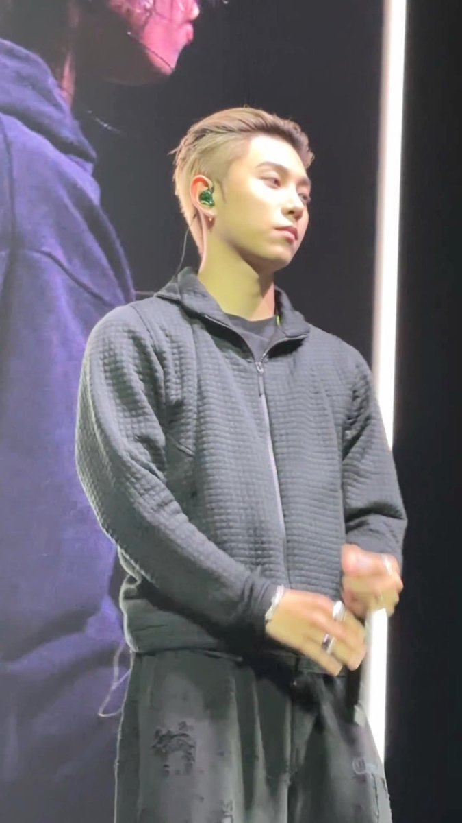 261006 Serenades & Body Rolls in Amsterdam Hit me with the FaceTime📱 #률 #RYUL #롱샷 #LNGSHOT
