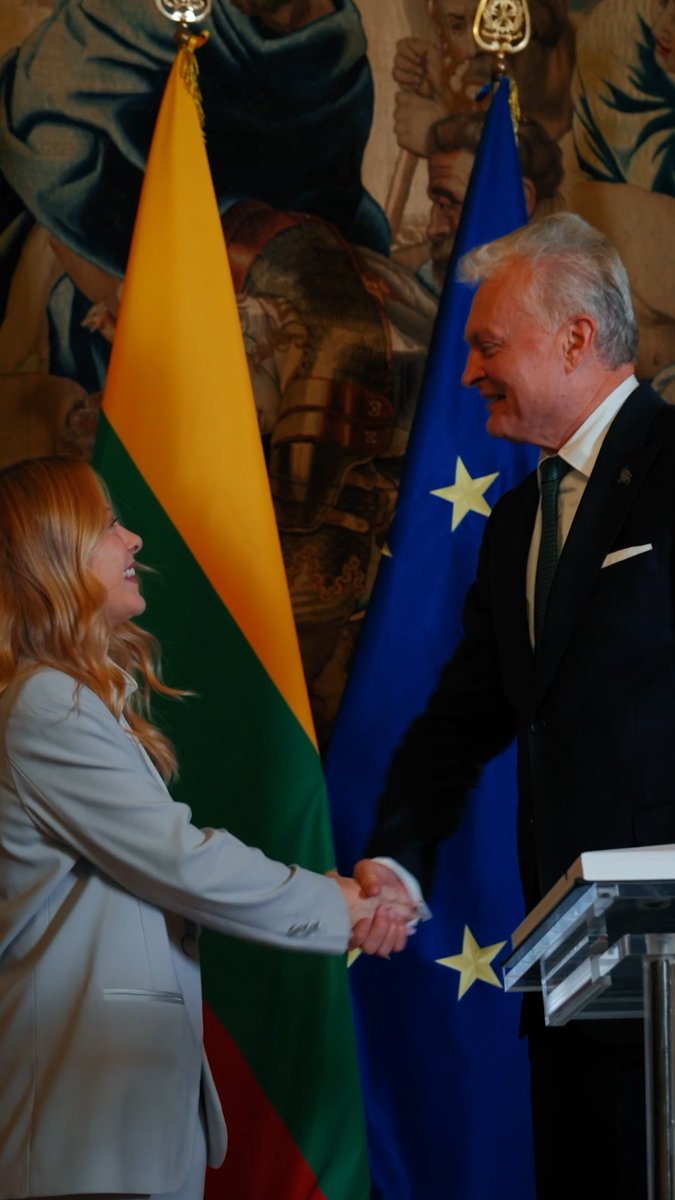 Quest’oggi ho ricevuto a Palazzo Chigi il Presidente della Repubblica di Lituania, Gitanas Nausėda. Un incontro che conferma la solidità delle nostre relazioni e la volontà di rafforzare ulteriormente la nostra cooperazione, a partire dai settori strategici della difesa e dell’energia. Al centro del confronto le principali priorità bilaterali ed europee, anche in vista dell’imminente Presidenza lituana del Consiglio dell’Unione: rafforzare la competitività e la base industriale, ridurre strutturalmente i costi dell’energia per famiglie e imprese e definire un Quadro finanziario pluriennale all’altezza delle ambizioni comuni, che garantisca risorse adeguate sia alle nuove priorità strategiche che alle politiche tradizionali, a partire da coesione e agricoltura. Abbiamo parlato, inoltre, anche di gestione dei flussi migratori e della necessità di rafforzare la dimensione esterna dell’azione europea, oltre che dei principali scenari internazionali e del comune impegno per la pace e la stabilità.
