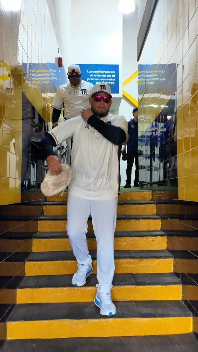 ¡𝐋𝐥𝐞𝐠𝐨́ 𝐞𝐥 𝐋𝐢́𝐝𝐞𝐫! 🫡🇵🇷 Nuestro manager Yadier Molina ya está en el José Bernardo Pérez para tomar las riendas del equipo y guiarnos hacia el bicampeonato 🔥 #Magallanes #Campeonesabordo
