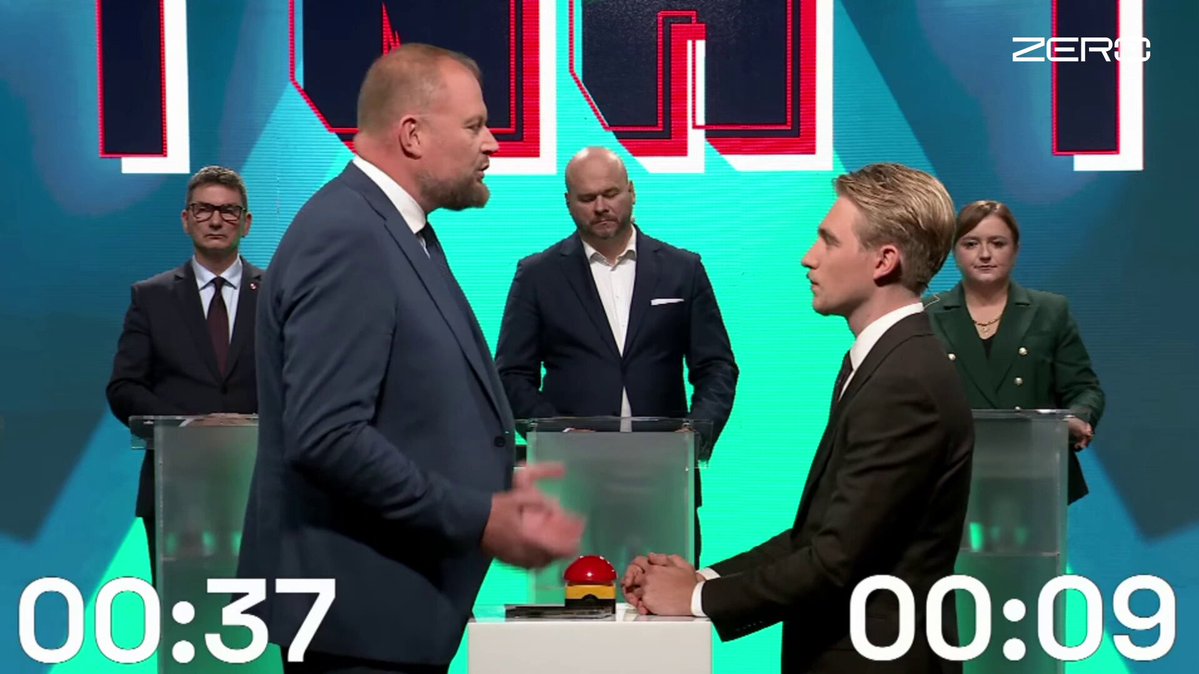Witold Zembaczyński o projektach opozycji i prezydenta Karola Nawrockiego: Zembaczyński: Nic nie zmienicie, wasz projekt będzie tam leżał, dlatego nie wiem, czy się może do czegoś nadaje albo nie. Projekty opozycji nie będą uchwalane. Ferek: To jest podejście Koalicji Obywatelskiej do parlamentaryzmu. Zembaczyński: Na tym polega demokracja, szanowny panie. To jest prosty wykład z demokracji. Naleśnik rozumie demokrację jedynie w wariancie chińskim i tym z Korei Północnej.