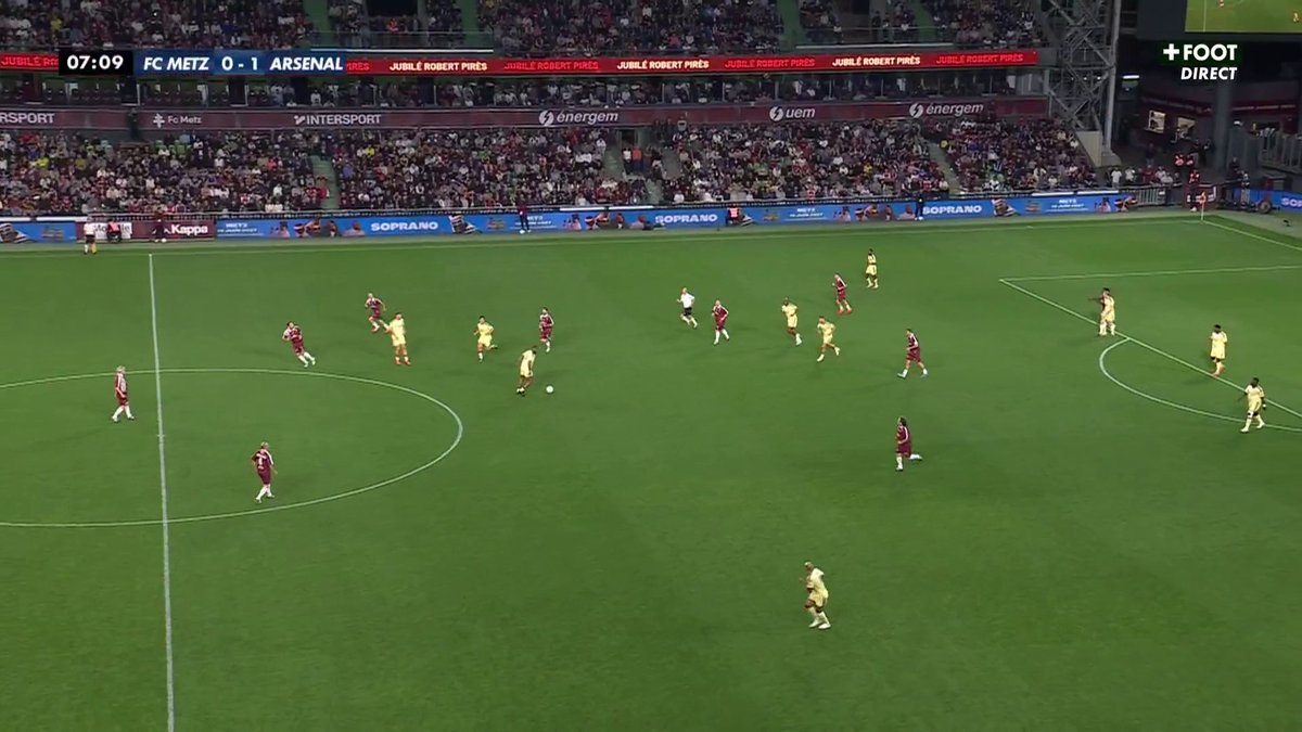 Thierry Henry est venu pour ÉPATER la galerie à Metz 🤩 Ça nous rappelle certaines images… 👀
