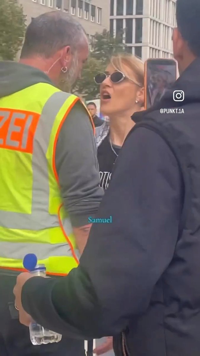 Pala-Brülltrulla beschimpft Berliner Polizisten als „pädophil“ und will ihn anschliessend „ficken“. Schiebt diese aggressiven und undankbaren Weiber endlich ab.
