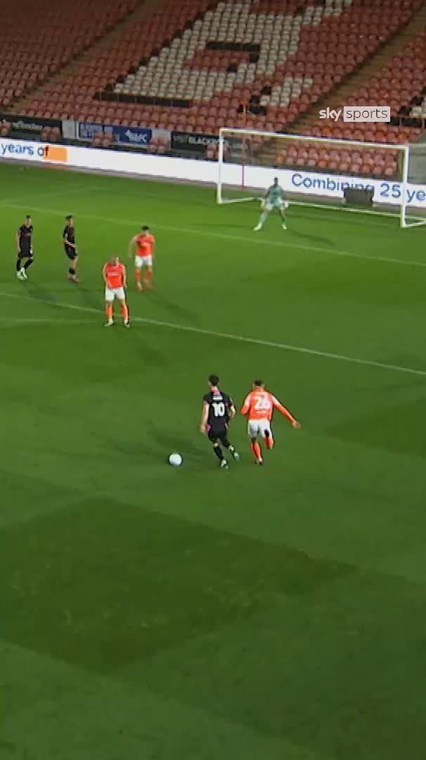 What a strike! 😮💨 Jordan Gibson scores a SCREAMER for Crewe against Blackpool!