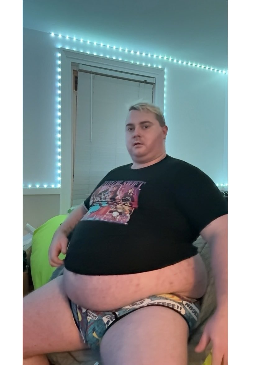 Throw back when I shaved my beard off and exposed my double chin 😱 I was trying on old shirts & my favorite Taylor Swift shirt is now a crop top on me. Holy Fat!! I just keep getting fatter..my belly keeps growing more and more…with no end in sight 🐷👀 #gainer #grommr #fatpig