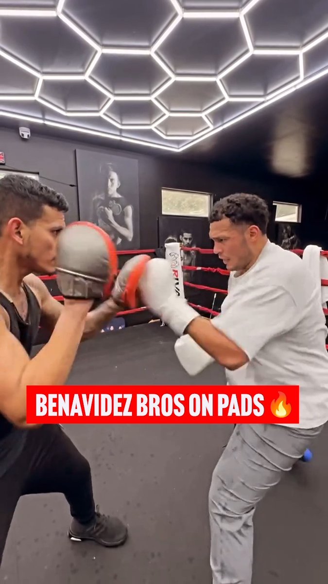 THAT SPEED ⚡ David Benavidez on the pads with his brother Jose while awaiting his next fight date 🥊