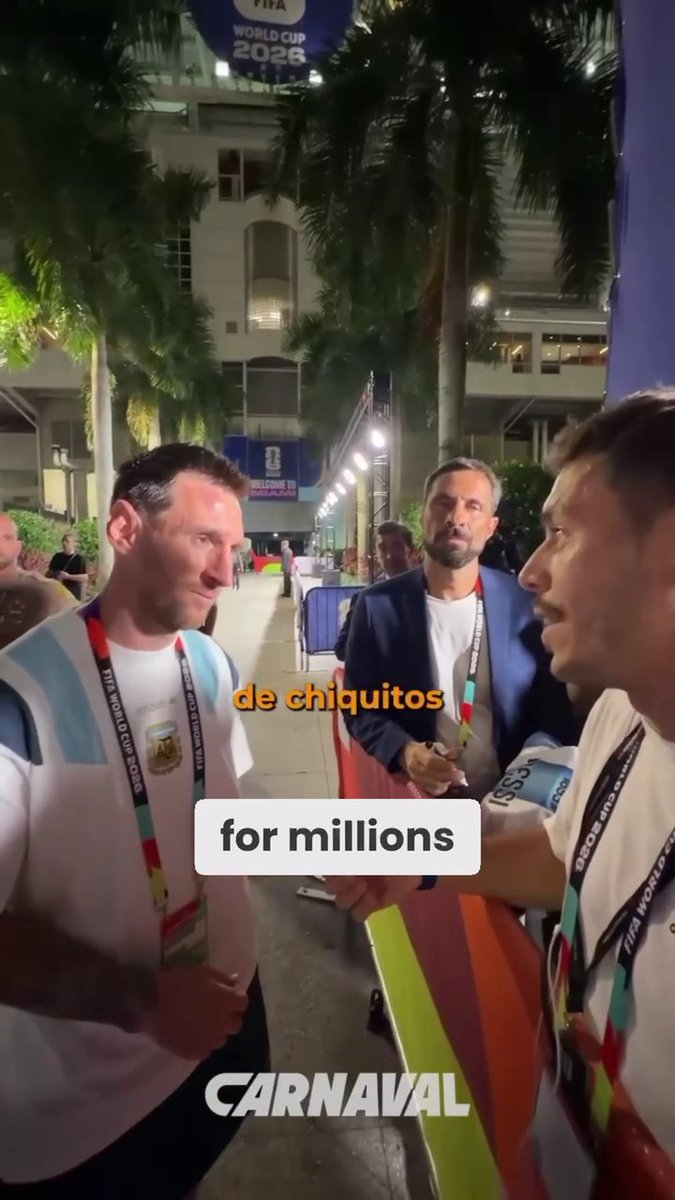 He gave Messi a rosary and thanked him on behalf of millions of Argentines for everything he’s done for the country 🇦🇷💙 (via Juli Perez Regio)