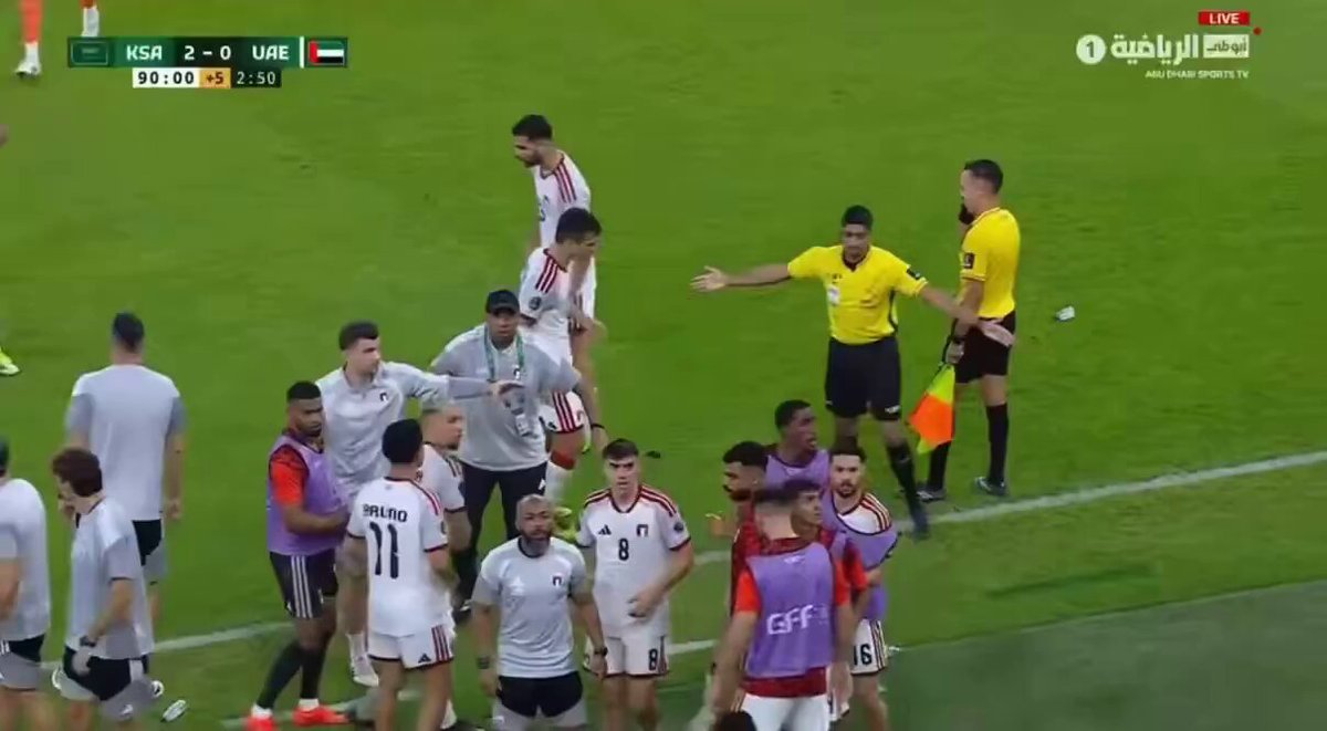 الدولة اللي بتستضيف كاس العالم في سنة 2034🤣 - الجماهير السعودية تصفر على النشيد الإماراتي - لاعب السعودية يستفز الجمهور الإماراتي - اصابة احد مشجعين منتخب الامارات بالرأس - رمي علب الماي على لاعبين منتخبنا - رمي علب الماي على مشجعين المنتخب الإماراتي الأخلاق لا تُشترى ، والاحترام لا يُفرض إمّا أن تكون أهلاً له، أو تكشف الأيام حقيقتك
