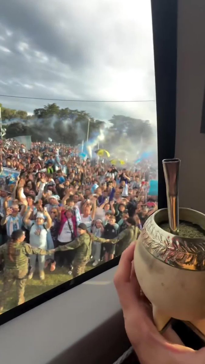 MATES, CUMBIA Y FIESTA ALBICELESTE: el Dibu Martínez compartió un poco de la locura de los hinchas de la Selección Argentina a la salida del Predio Lionel Andrés Messi.