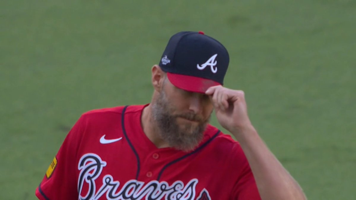 Yoshinobu Yamamoto and Chris Sale give a tip of the cap to each other before squaring off in Game 3 🫡