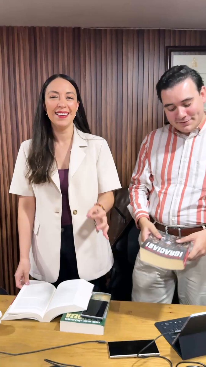 Alguien anda tirando aceite con el nuevo libro de AMLO