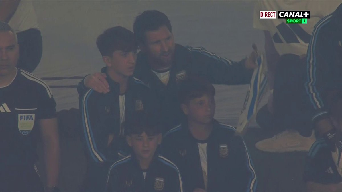 Une entrée légendaire pour un moment historique ! 👑 🇦🇷 Les joueurs foulent la pelouse de l’Estadio Más Monumental pour la dernière de Lionel Messi avec l’Argentine, dans une ambiance absolument exceptionnelle 🥹🔥