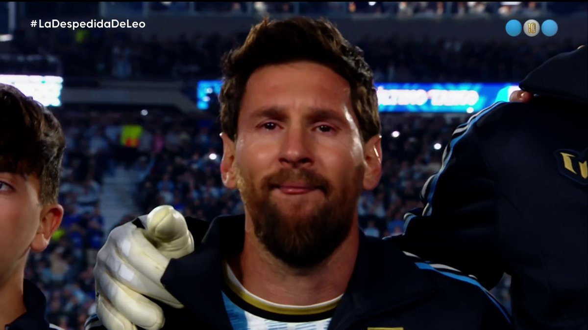 El último himno con nuestro capitán 🥺 🇦🇷 Mirá #LaDespedidaDeLeo por Telefe con Pablo Giralt y @jpvarsky