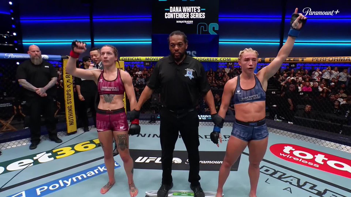 UNANIMOUS! Alivia Bierley gets her hand raised! 📺 #DWCS on Paramount+