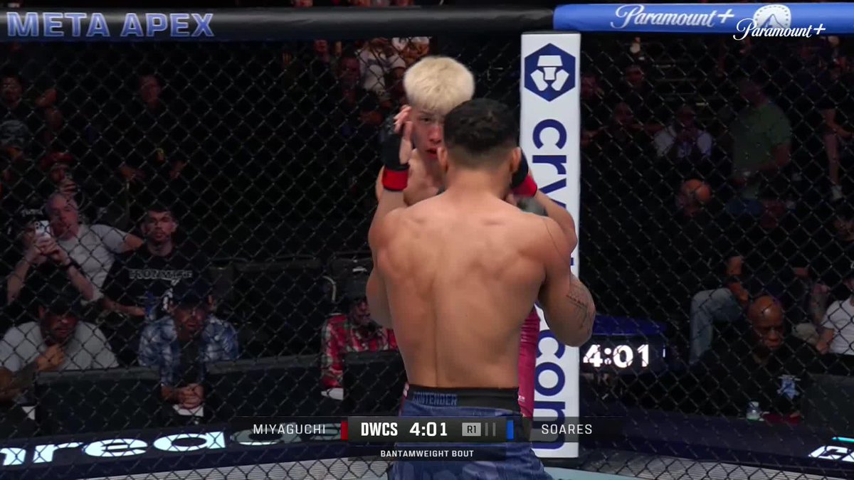 BIG RIGHT HAND 💥 Quick work for Mateus Soares!! 📺: #DWCS on Paramount+