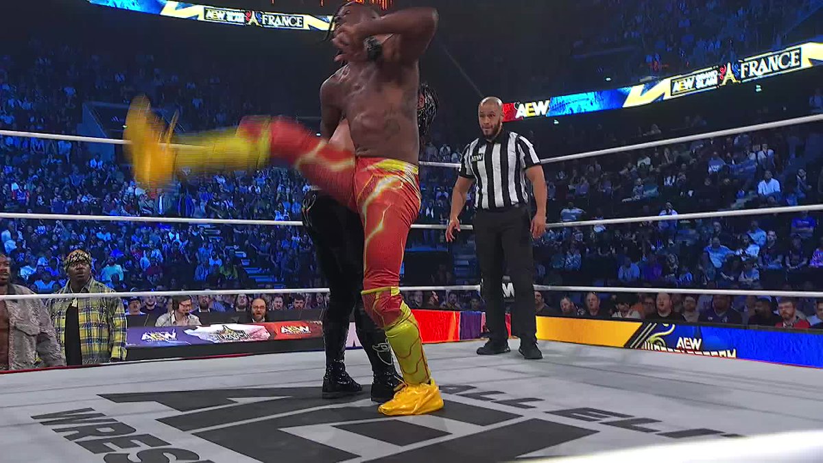 Chaos erupts at ringside as @Bandidowrestler puts KOFI away to retain the ROH World Title! Watch #AEWGrandSlam France on TBS + HBO Max!