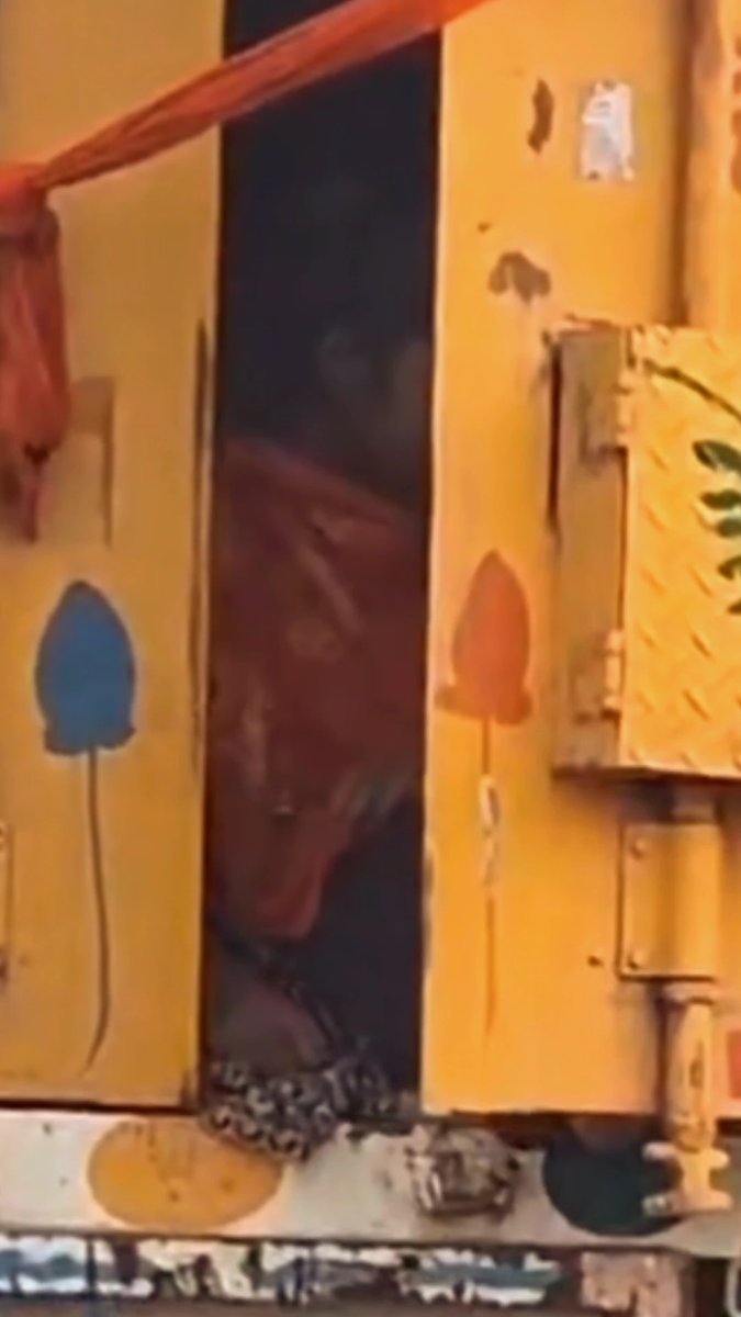 बंद बॉडी के ट्रक में लड़कियां लेकर जा रहा था, ये कोई फिल्मी सीन नहीं है, हमारे ही देश में एक हाइवे का दृश्य है... सड़क पर चलते समय जब एक कार सवार की निगाह इस कंटेनर पर पड़ी तो उसने तुरंत पुलिस की मदद से इस कंटेनर को रुकवा दिया... पुलिस के द्वारा जब कंटेनर की तलाशी ली गई तो पता चला कि उस कंटेनर का ट्रक ड्राइवर केवल चंद पैसे के लिए ऐसा गलत काम कर रहा था...See More