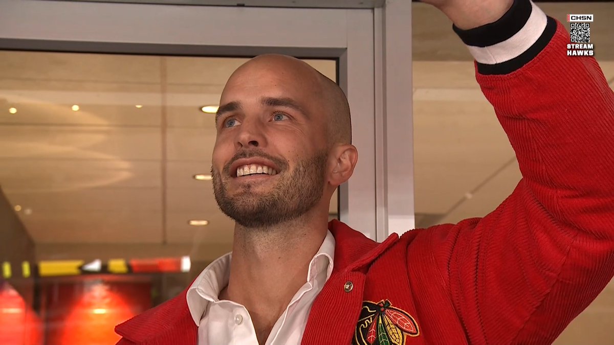 Jonathan Toews and Niklas Hjalmarsson showed up for Kaner's return🥹🙌