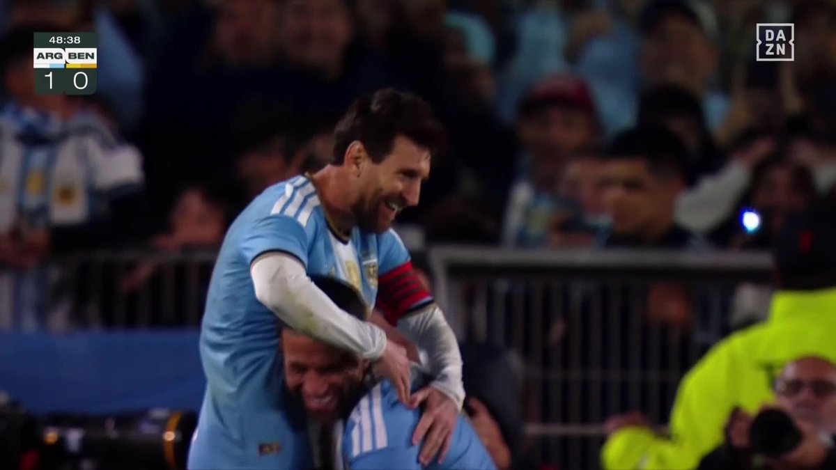 美しすぎる放物線🌈 🇦🇷メッシがCKからアシスト‼️ 正確な左足でオタメンディへお膳立て ⚽️メッシ代表引退試合 🆚アルゼンチン vs ベナン 📺#DAZN で独占ライブ配信中