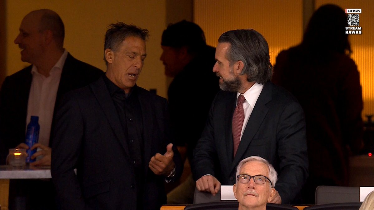 Chris Chelios, Jeremy Roenick and George McCaskey in the house for Blues-Blackhawks 🏠