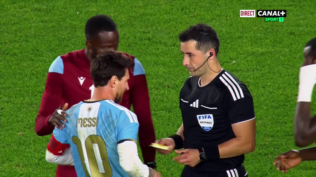 L’arbitre rend hommage à Messi à sa manière en lui offrant ses cartons 🟥 🟨 au coup de sifflet final 👏