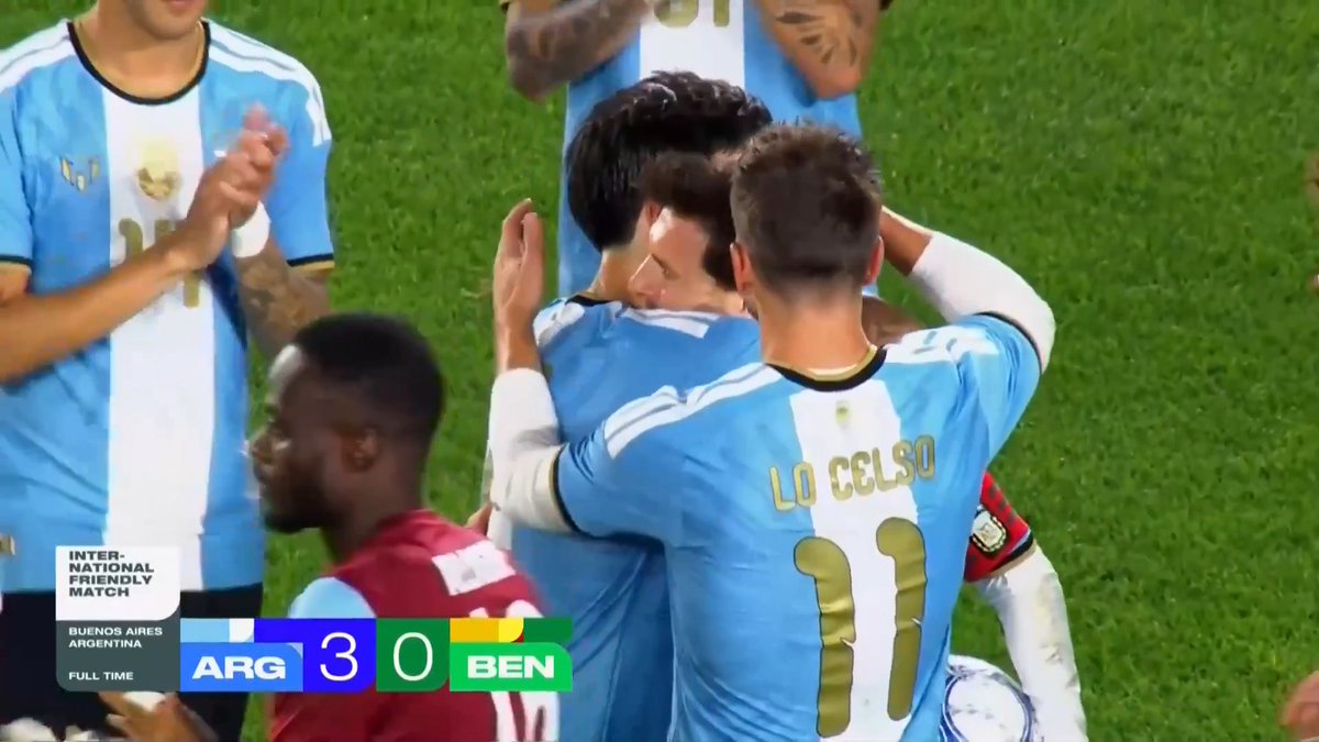 🎶🎶 "Her şey olur, Her şey büyür, Her şey geçer, Hayat kalır." 🐐 Rakipler de hakemler de takım arkadaşları da ona hayrandı... 👋 Bir devir sona erdi; Lionel Messi, Arjantin Milli Takımı'na veda etti.