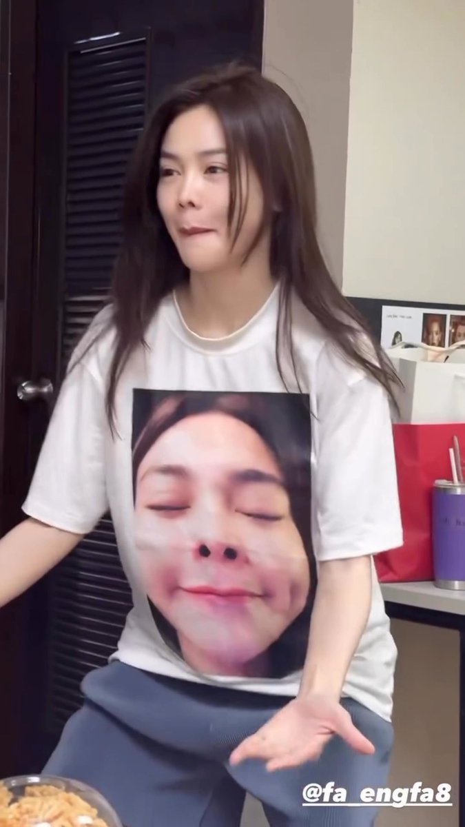 ตัวจริงเสียงจริง แล้วแต่ละท่า5555 นี่นางเอกเนาะ แล้วอิงฟ้าปกติเกินไปไหนมาไหนคนก็กรี๊ด รุ่นพี่รุ่นน้องในวงการก็เกรงอกเกรงใจเพราะชีมีออร่า ตัดภาพมาสิ่งที่ฟค.เห็น : ENGFA ENDLESS CHARM07 #อิงฟ้ามหาชน #EngfaWaraha Engfa Waraha (ตัวจริง)