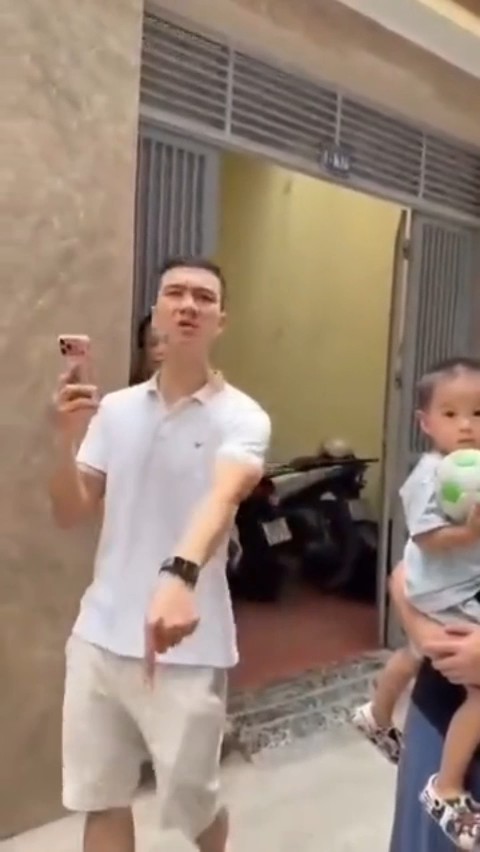 Khổ : Phá dỡ nhà 15 ngày đến lúc lấy tiền thì chủ nhà không trả ‼️ Còn hỏi vặn lại hợp đồng đâu? Nhà đang ở sao tự nhiên đến phá 😡 Iphone 17 promax cầm tay. Apple Watch đeo nhìn rất đẹp trai và sáng sủa 🥲 Ấy thế mà ...