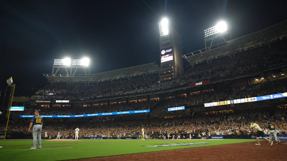 Petco Park gets its Game 4 🙌