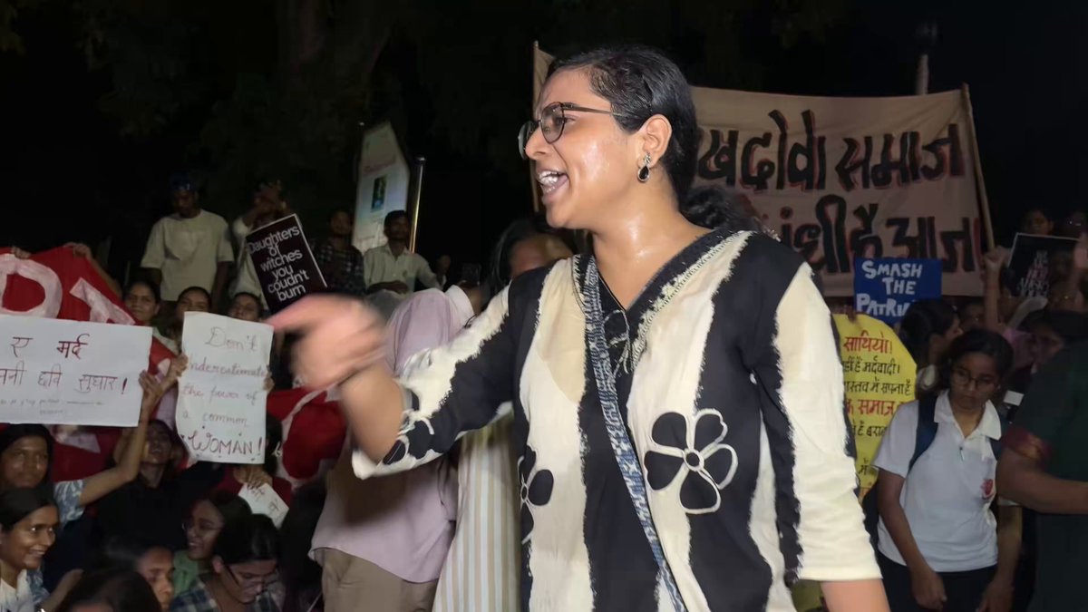 ये दिल्ली का जंतर मंतर नहीं बल्कि प्रयागराज का चंद्रशेखर आजाद पार्क है…. प्रयागराज की लड़कियों ने महिला हॉस्टल से कंपनी गार्डन तक फ्रीडम मार्च निकाला,इस मार्च में सैकड़ो लड़कियां शामिल हुई,लड़कियों ने कहा देश को आजाद हुए 75 साल हो गए लेकिन महिलाओं को अभी भी आजादी नहीं मिली है !!
