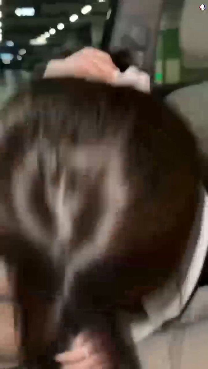 朋友圈看见的视频，我来转发下： 这个女的为什么上车就吐痰？？？ 吐痰后还有咳嗽症状！！！ 是不是感染最新的鼠疫病毒了？？？